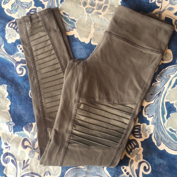 ALO Yoga Pants - Alo Moto gray leggings medium